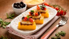 Sfiziosi crostini di polenta con merluzzo e pomodoro Sfiziosi crostini di polenta con merluzzo e pomodoro