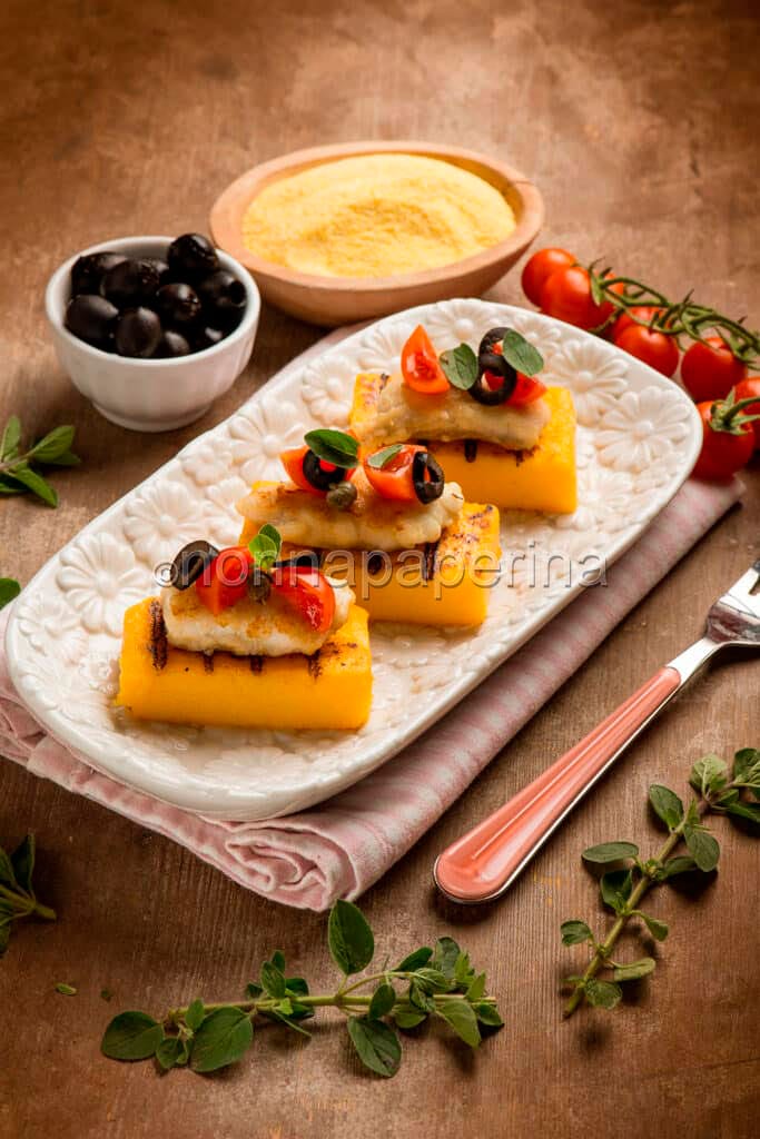 crostini di polenta con merluzzo e pomodoro