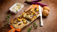 Semplice Focaccia con patate, melanzane e formaggio