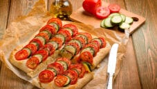 La focaccia di pomodori e zucchine a rondelle