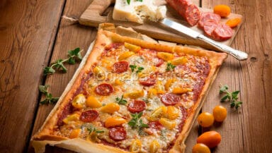 Pizza con zola salamino e datterini