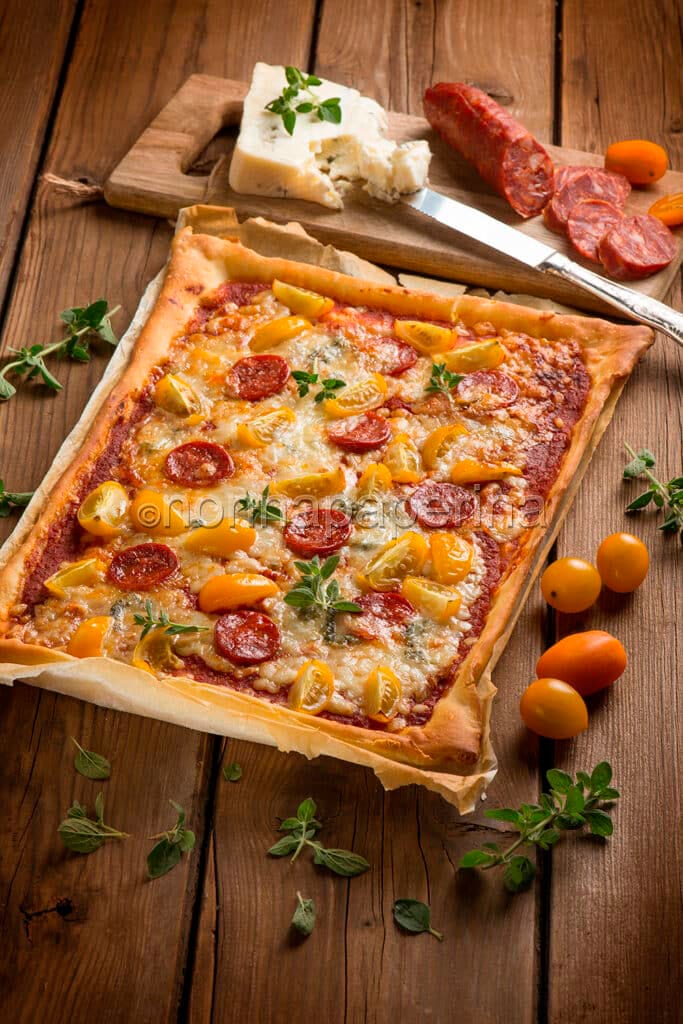 Pizza con zola, salamino e datterini