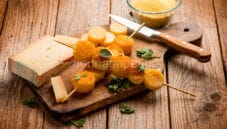 Sfiziosi spiedini di polenta e formaggio per l’aperitivo