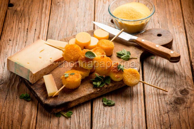 Sfiziosi spiedini di polenta e formaggio