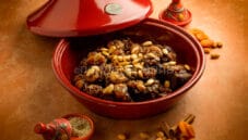 Dal Marocco: tajine di manzo con albicocche e mandorle Dal Marocco: tajine di manzo con albicocche e mandorle