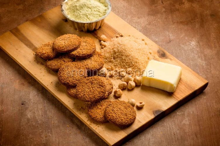 Biscotti con farina di sorgo e di piselli, dolci e gustosi Biscotti con farina di sorgo e di piselli