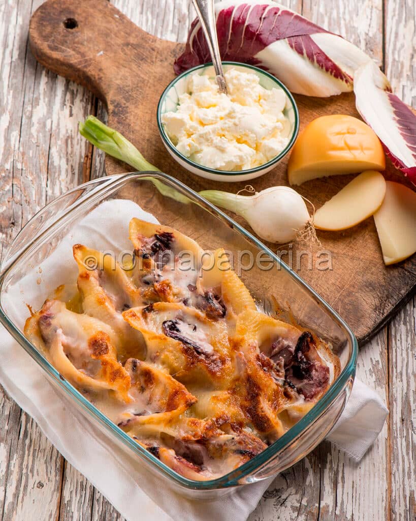Conchiglioni con radicchio e formaggio