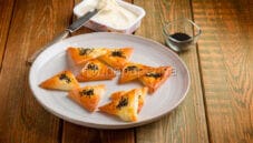 Fagottini di pasta fillo al sesamo con crema di formaggio