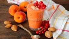 Frappè di albicocche, ribes e mandorle: pieno di salute Frappè di albicocche, ribes e mandorle: pieno di salute