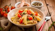Fresca insalata di pasta con tonno, cannellini e pomodori