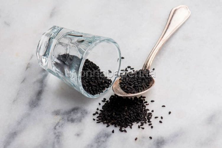 La nigella, i semini orientali che insaporiscono i piatti Nigella