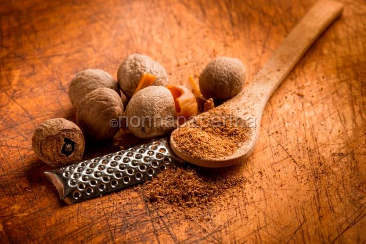 Noce moscata, la spezia che arricchisce piatti Noce moscata