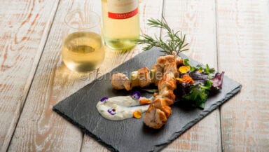 Spiedino alla greca con pollo marinato e salsa tzatziki