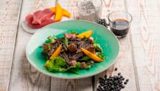 Tagliolini fritti di fagioli neri con tonno scottato Tagliolini fritti di fagioli neri con tonno scottato