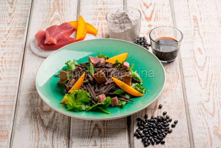 Tagliolini fritti di fagioli neri con tonno scottato Tagliolini fritti di fagioli neri