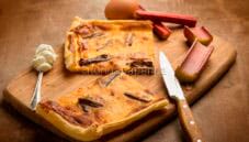 Golosa sfoglia con rabarbaro e formaggio fresco Golosa sfoglia con rabarbaro e formaggio fresco