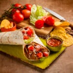 Cena tra amici e menù messicano con burritos di pollo