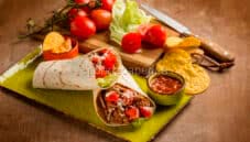 Cena tra amici e menù messicano con burritos di pollo