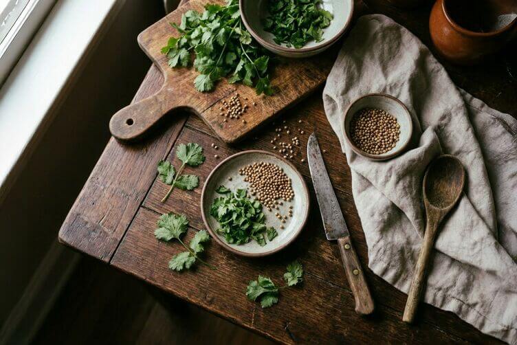 coriandolo fresco e semi di coriandolo