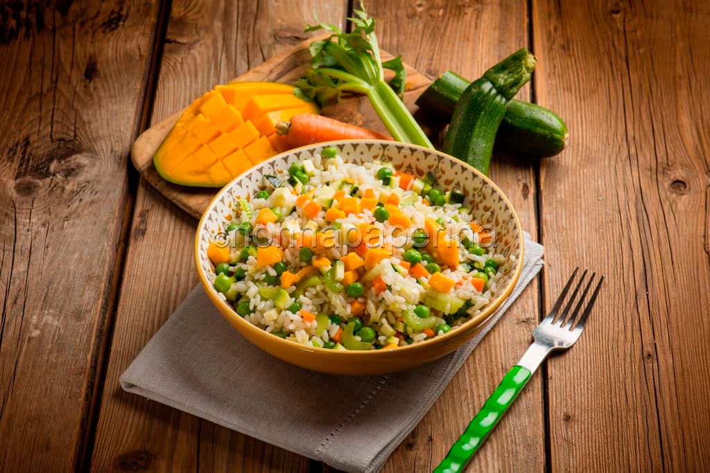 Esotica insalata di riso con mango e verdure per pranzo