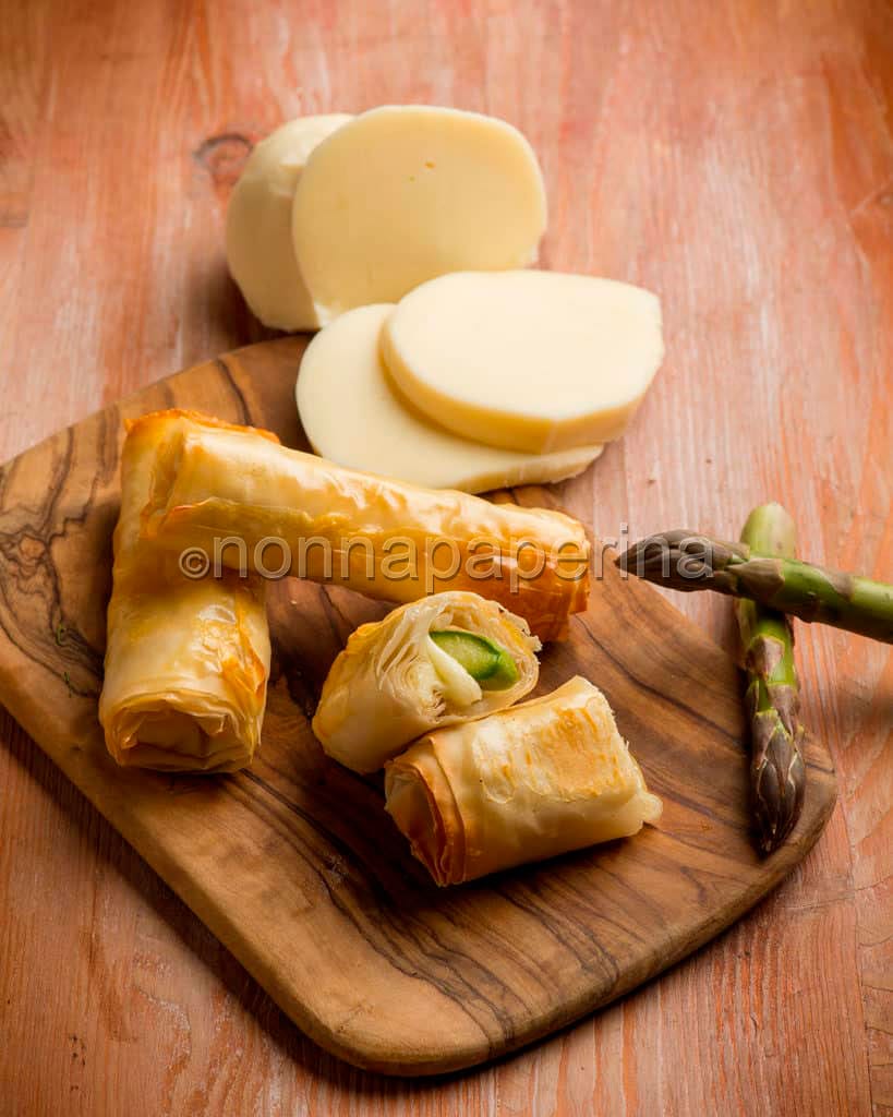 involtini di pasta fillo con asparagi