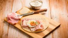 Piadina alla romana con uovo, prosciutto e pecorino