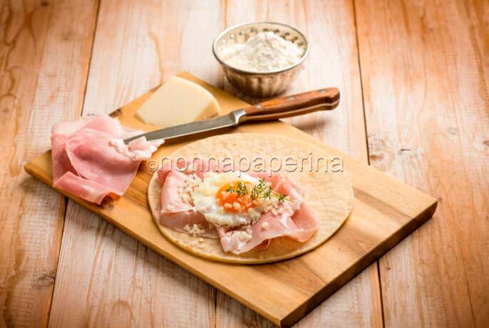 Piadina alla romana con uovo, prosciutto e pecorino Piadina alla romana con uovo, prosciutto e pecorino