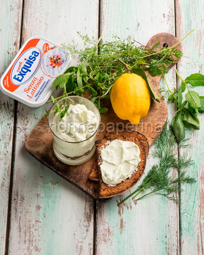 Salsa di formaggio cremoso alle erbe Salsa di formaggio cremoso alle erbe