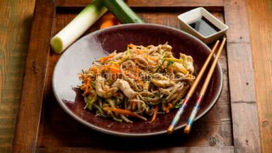 spaghetti di soba con pollo