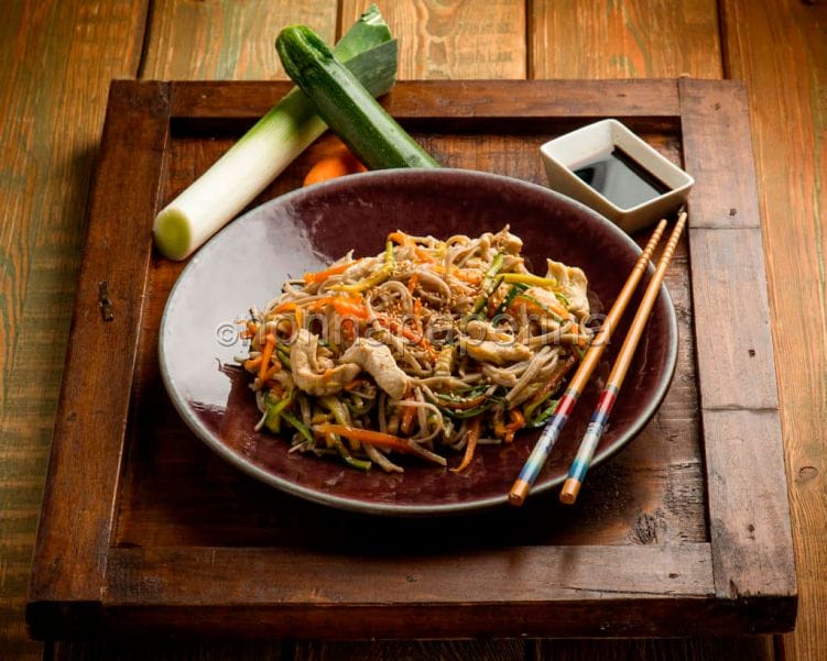 Dal Giappone spaghetti di soba con pollo e verdure spaghetti di soba con pollo