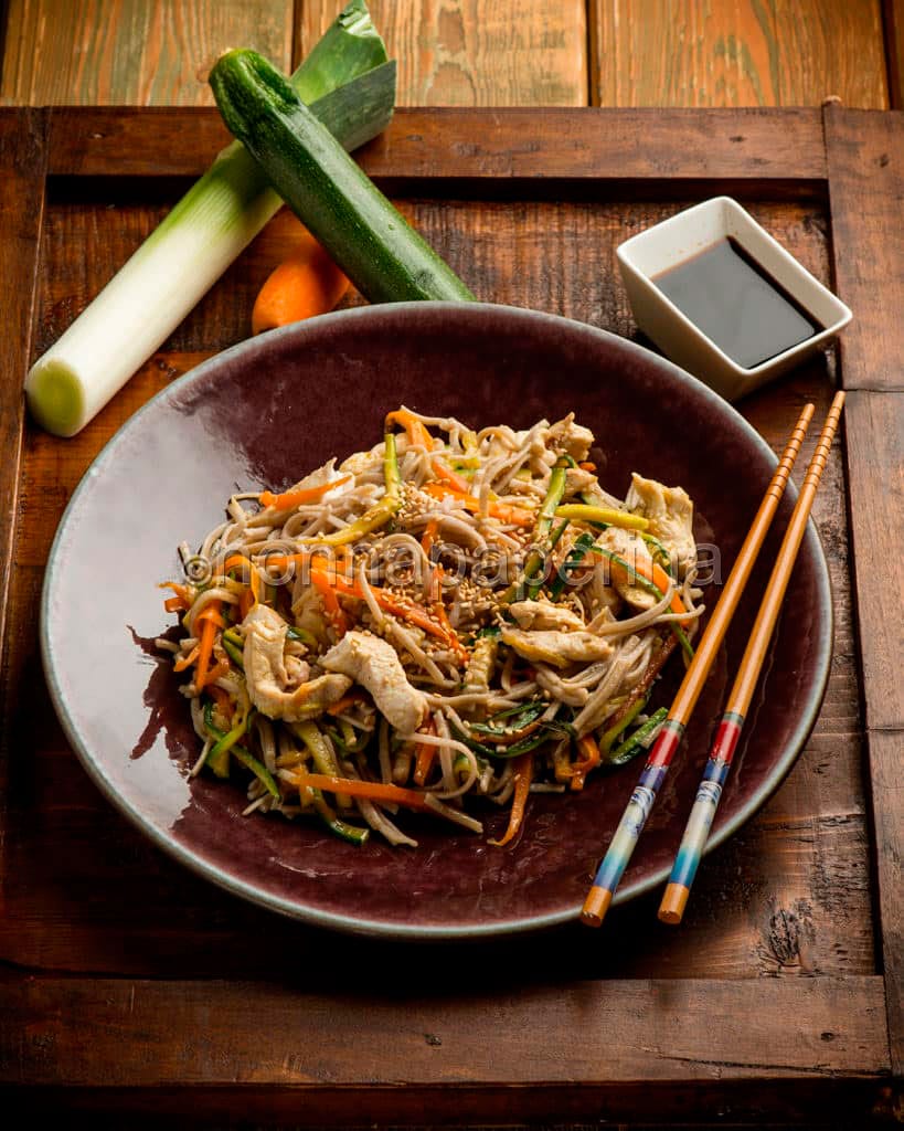 spaghetti di soba con pollo