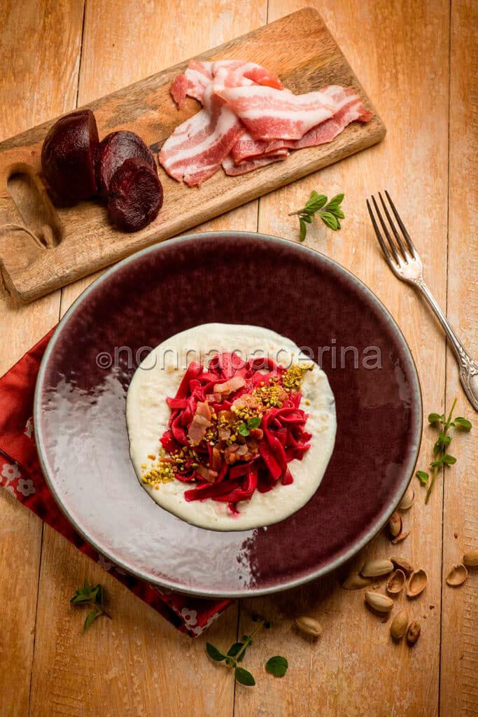 Tagliatelle rosse con pancetta