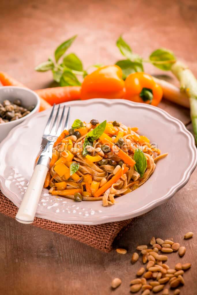 Tagliatelle di farro con verdure e pinoli