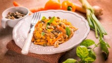 Tagliatelle di farro con verdure e pinoli, piatto estivo Tagliatelle di farro con verdure e pinoli, piatto estivo
