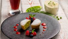 Tortino di piselli e mandorle e salsa ai frutti di bosco