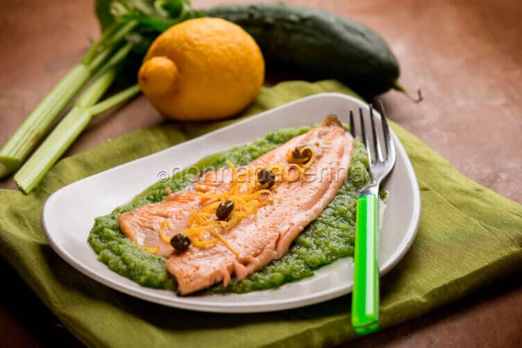 trota salmonata con salsa di cetriolo
