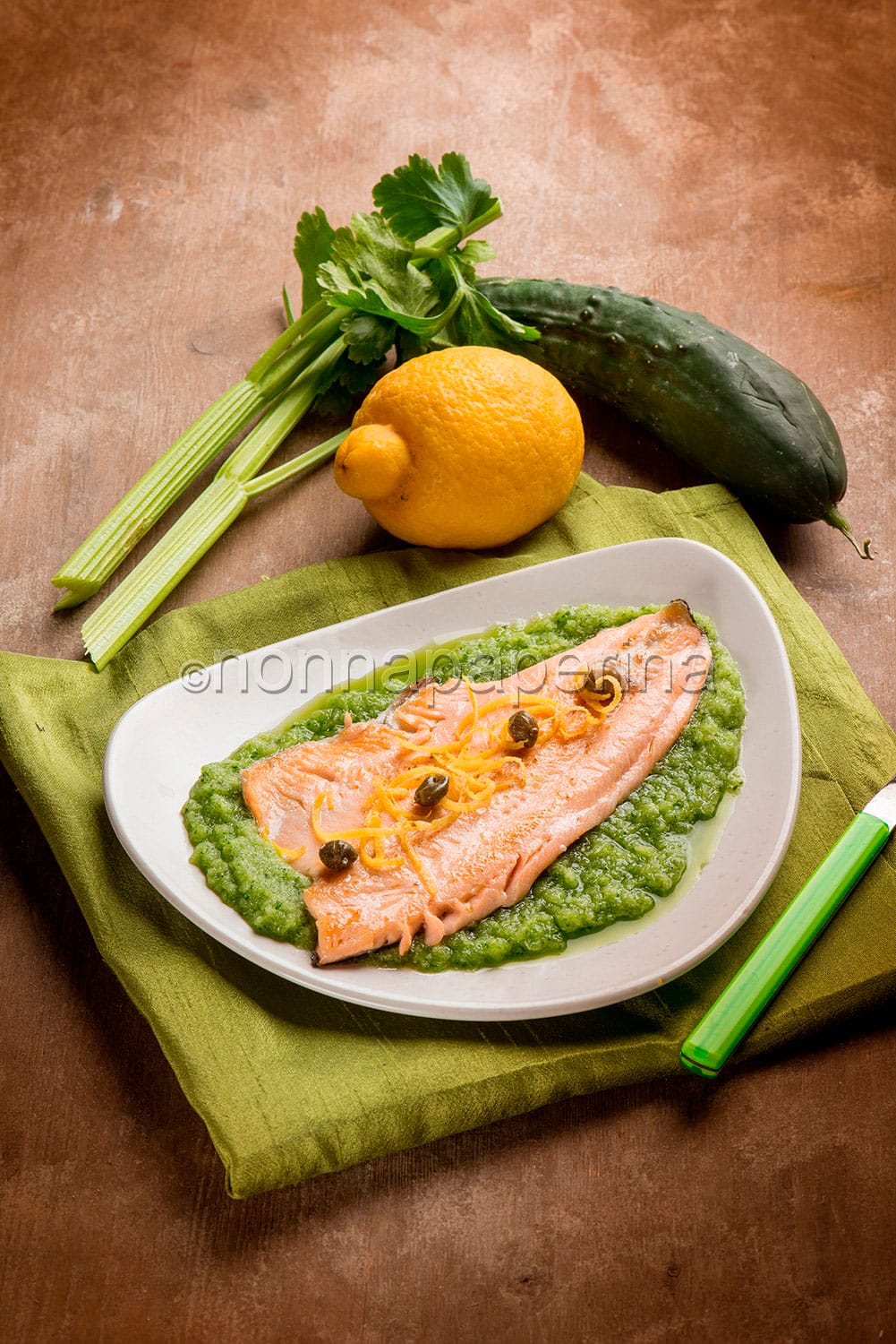 trota salmonata con salsa di cetriolo trota salmonata con salsa di cetriolo