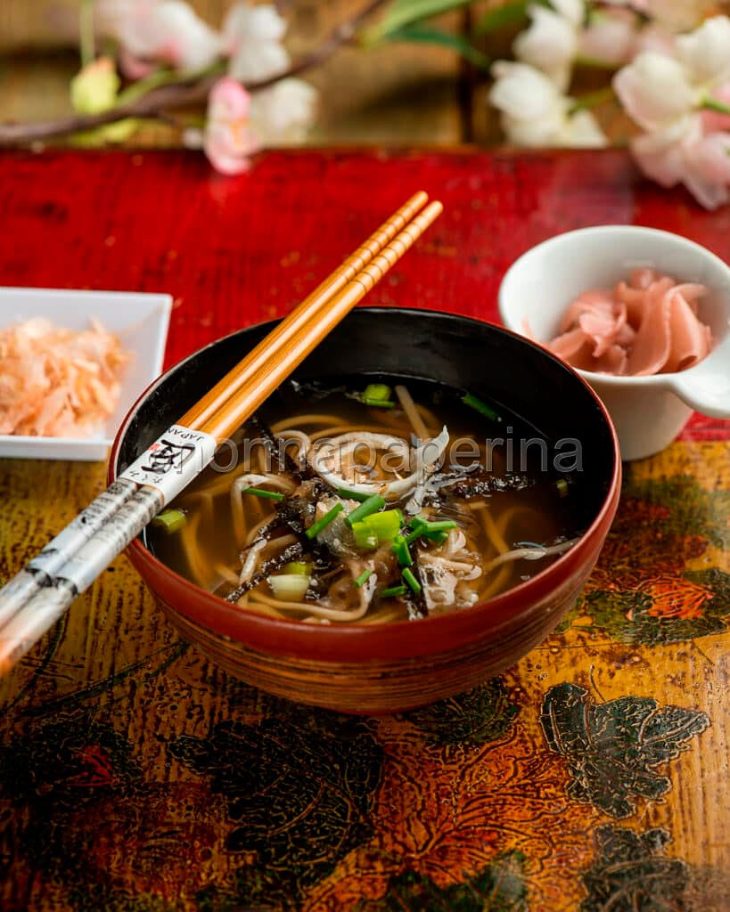 zuppa di soba con katsuobushi zuppa di soba con katsuobushi
