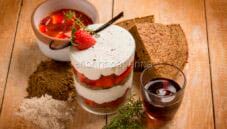 Verrina di panna e fragole al timo, una gioia per il palato Verrina di panna e fragole al timo, una gioia per il palato