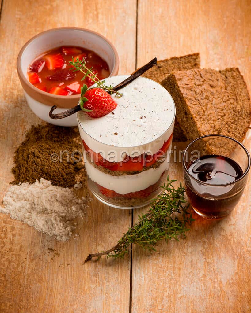 Verrina di panna e fragole al timo
