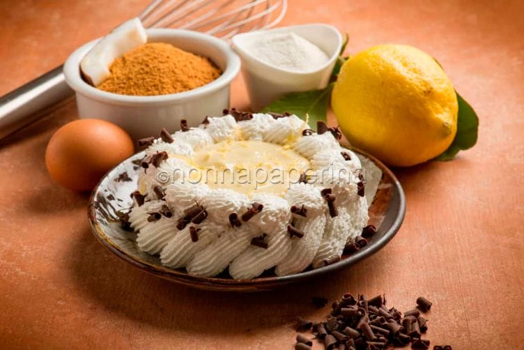 Torta di pan di spagna e crema pasticcera al fonio Torta di pan di spagna e crema pasticcera al fonio