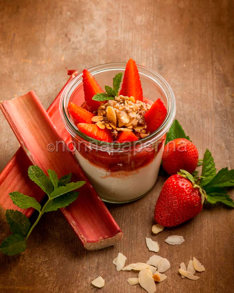 Coppa con yogurt e rabarbaro