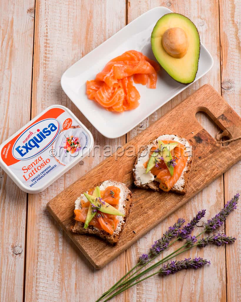 Crostini con carpaccio di salmone Crostini con carpaccio di salmone