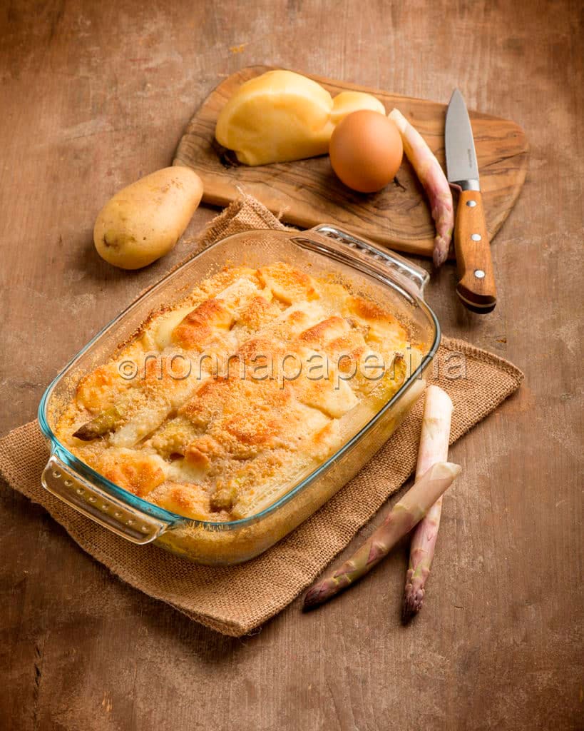 Sformato di asparagi e patate al forno con asparagi rosa di Mezzago