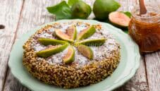 Torta di pan di spagna con fichi e granella di pistacchi Torta di pan di spagna con fichi e granella di pistacchi