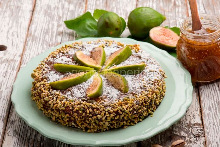 Torta di pan di spagna con fichi e granella di pistacchi