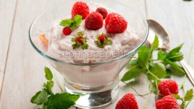 Tiramisu di ricotta ai lamponi con fragoline di bosco