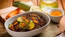 Insalata di lenticchie nere: un contorno ricco e leggero Insalata di lenticchie nere: un contorno ricco e leggero