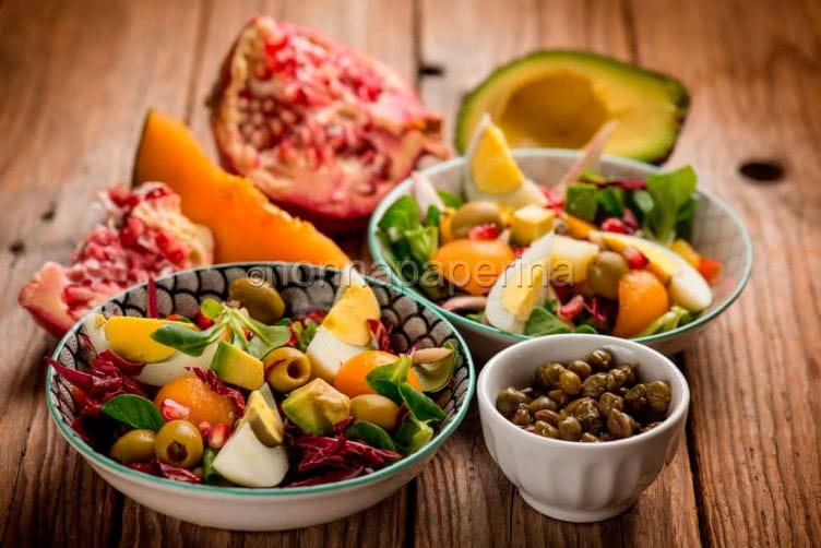 Fresca insalatona al melone con melagrana ed avocado insalatona al melone con melagrana