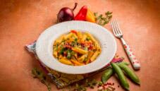 Penne di riso ai tre colori: una gioia per il palato Penne di riso ai tre colori: una gioia per il palato